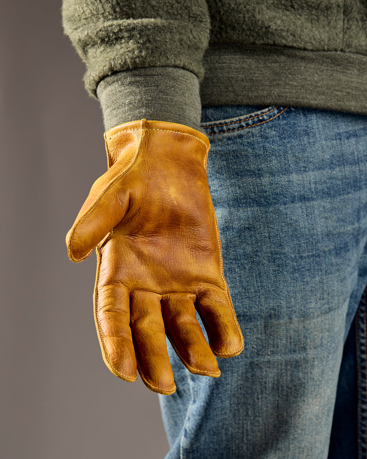 Molg full-grain cowhide outdoor gloves with black brass hardware on model palm