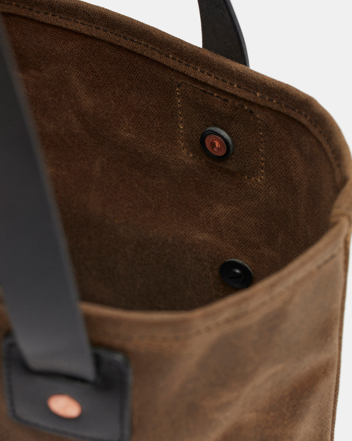Close-up of solid brass hardware on Göta natural canvas tote bag