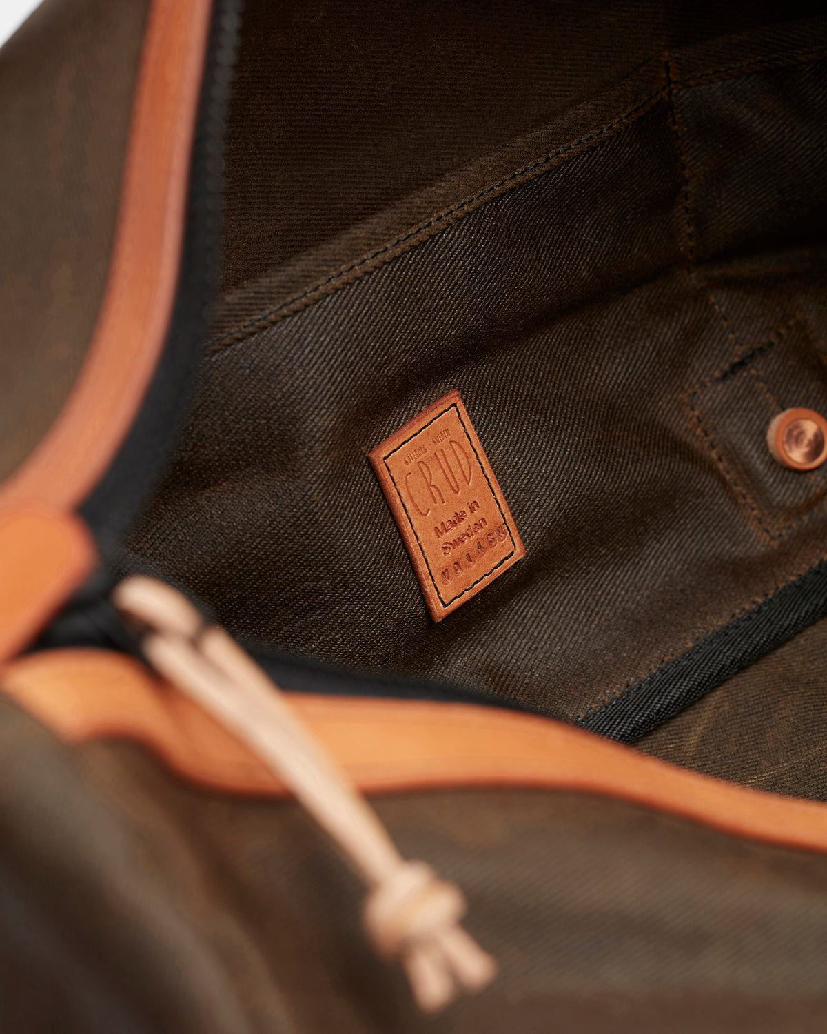 Close-up of interior pocket on Kvåle duffle bag