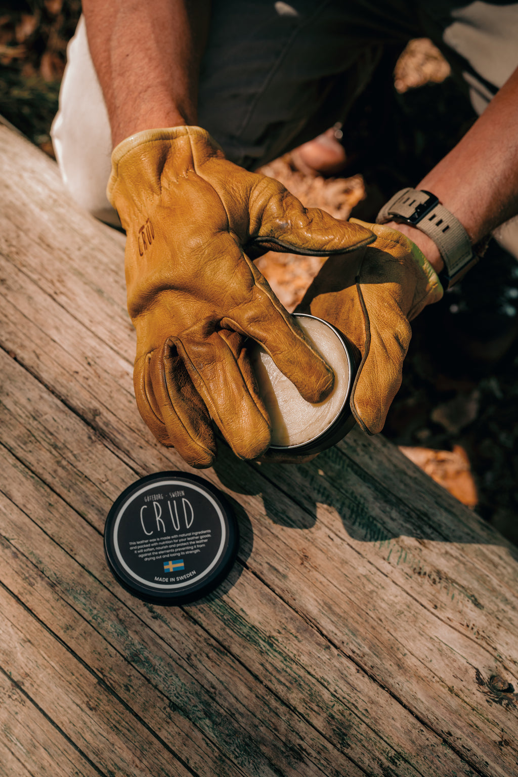 Crud leather wax made from natural ingredients for leather care