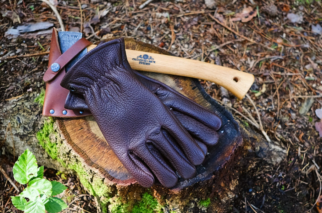 Göra Bison leather gloves with long cuff and brass eyelets